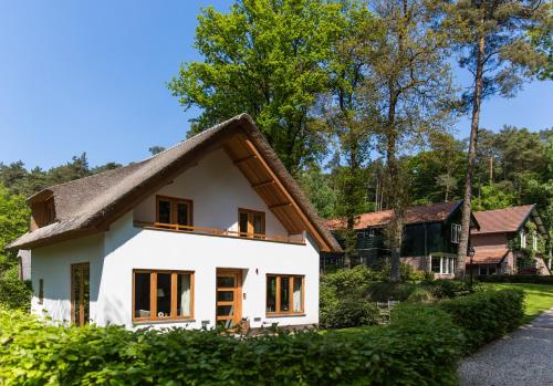 숙소 외관, Relais & Chateaux Hotel Landgoed Het Roode Koper in 어멜로