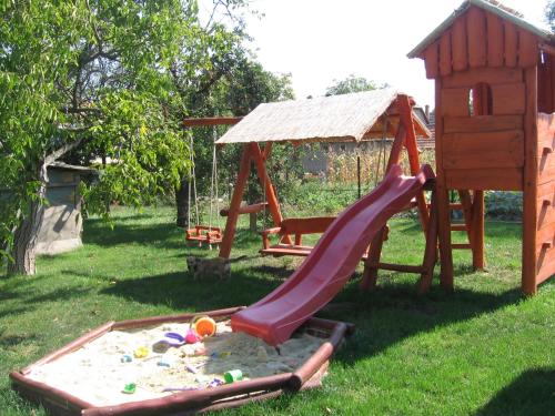 Playground, Mano Vendeghaz in Pázmánd