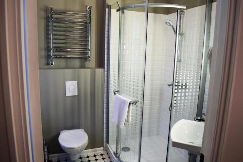 Twin Room image 7