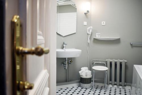 Family Room image 8