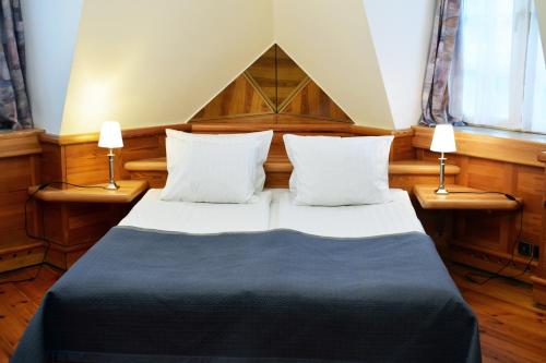 Standard Double Room image 9