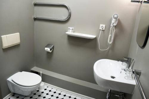 Standard Double Room image 7