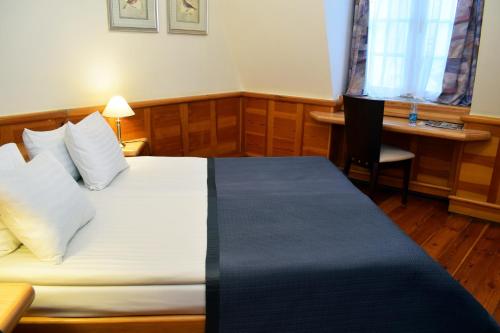 Standard Double Room image 6