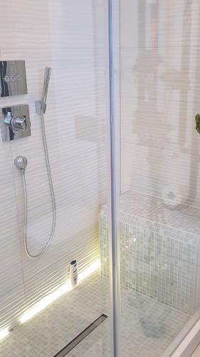 Apartment Wave -Luxury massage chair-Infrared Sauna, Rainfall shower, Parking with video surveillanc