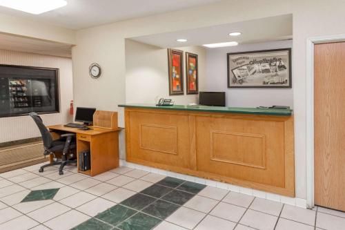 . Super 8 by Wyndham Huntington