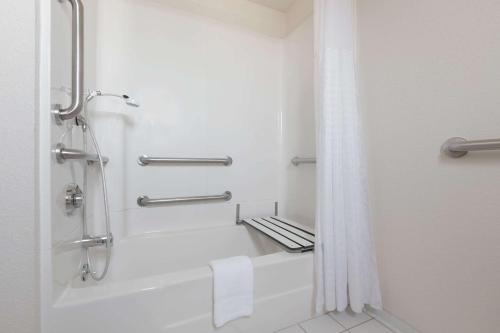 Super 8 by Wyndham Fort Bragg - image 6