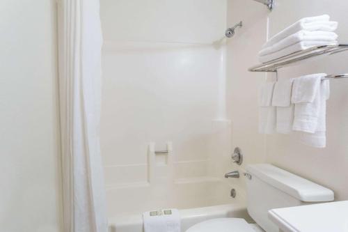 Super 8 by Wyndham Colorado Springs/Chestnut Street image 14