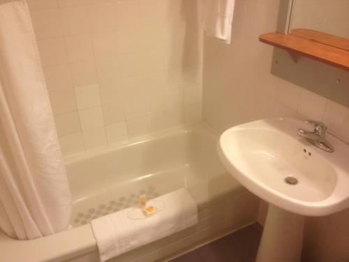 Queen Room - Non-Smoking room in Hotel Chrome Montreal Centre-Ville