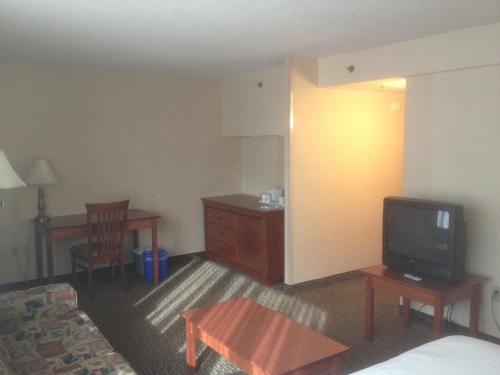 Deluxe Queen Room - Non-Smoking image 2