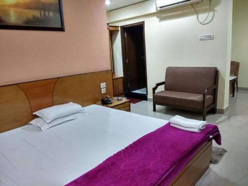 Hotel Raj Palace Set in a prime location of Dibrugarh, Hotel Raj Palace puts everything the city has to offer just outside your doorstep. The property features a wide range of facilities to make your stay a pleasant e