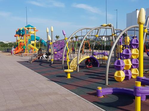 Playground, Blanca Beach vue laterale sur mer, avec wifi in Sidi Rahal