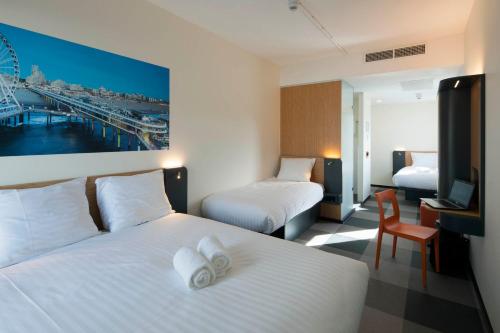 1 queen bed, 2 twin beds