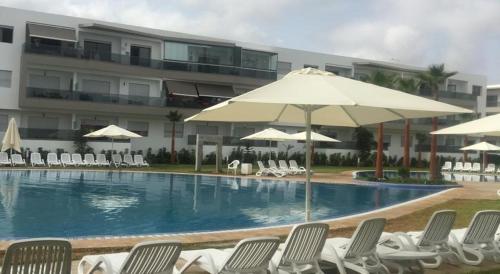 Swimming pool, Blanca Beach vue laterale sur mer, avec wifi in Sidi Rahal