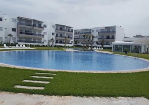 Swimming pool, Blanca Beach vue laterale sur mer, avec wifi in Sidi Rahal