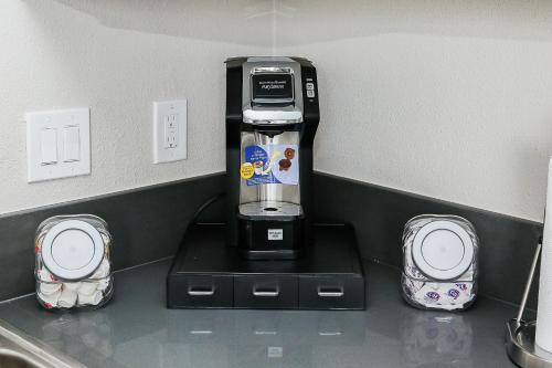 1 Mile to Downtown and Beach - King Bed - Fast WiFi - Free Parking