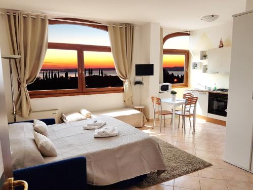 Home Suite Home, Cavaion Veronese