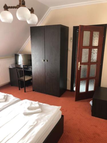 Double or Twin Room with Balcony image 5