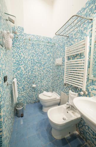 B&B Chiaia 32 B&B Chiaia 32 is a popular choice amongst travelers in Naples, whether exploring or just passing through. The hotel offers a wide range of amenities and perks to ensure you have a great time. All the 