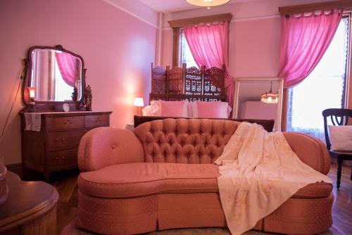 Dandridge - Double Room with Private Bathroom image 3