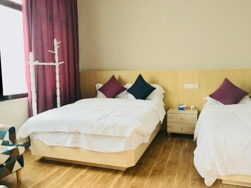 March Garden next to the Furniture Market in ฝอซาน