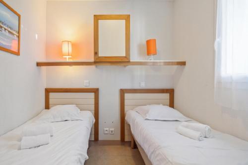 2 twin beds, 1 sofa bed