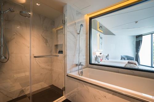 room detail thumbnail 2