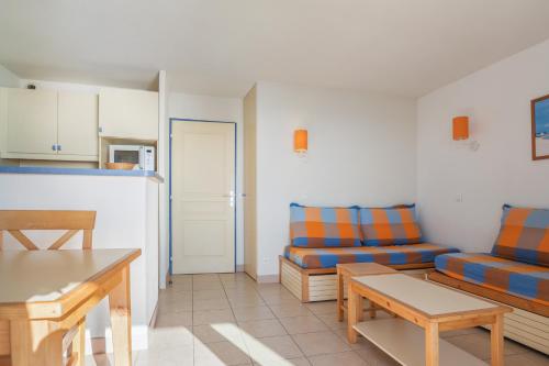 1 double bed, 4 sofa beds