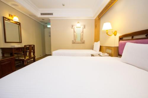 1 double bed, 1 twin bed
