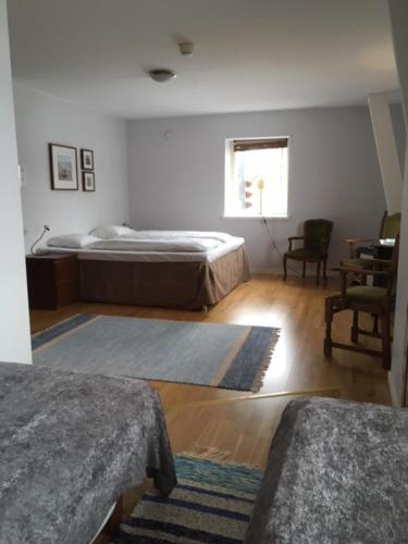 1 queen bed, 2 twin beds