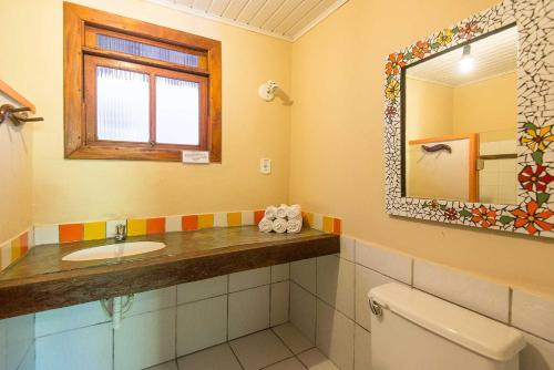 Pousada Bemvira Set in a prime location of Arraial Dajuda, Pousada Bemvirá puts everything the city has to offer just outside your doorstep. The hotel offers guests a range of services and amenities designed to pro