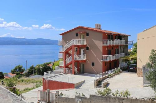 Apartments with a parking space Stanici Omis - 10324