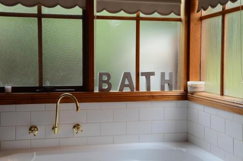 حمام, Glenview Retreat in Emerald