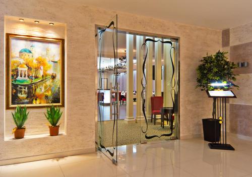 Hotel Russia - image 2