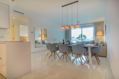 Konyha, Belaire 4 bedroom apartment in Bel-Air