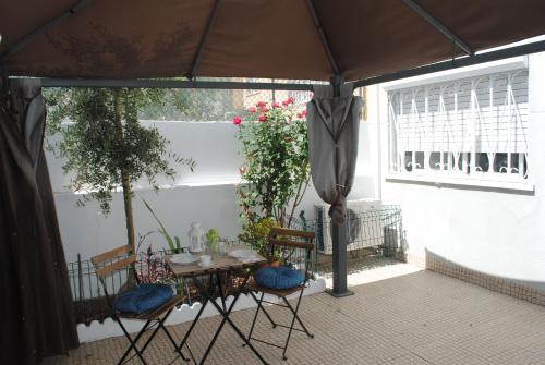  Linda a Velha Apartment with private backyard in Linda-a-Velha