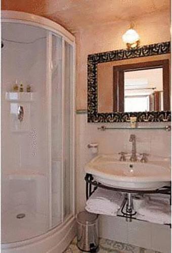 Standard Double Room image 3