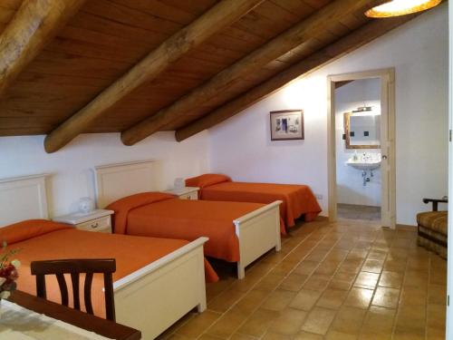 3 twin beds