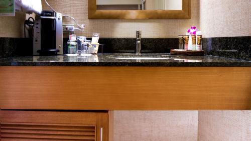 Waikiki Resort Hotel - image 4