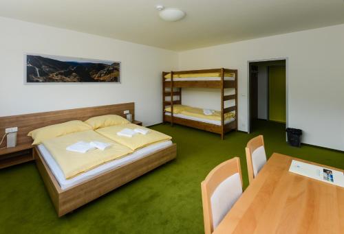 1 double bed, 1 bunk bed
