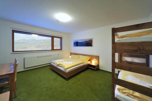 2 bedrooms, 5 beds