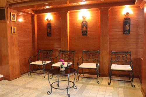 Előcsarnok, Your Place Inn in Karon