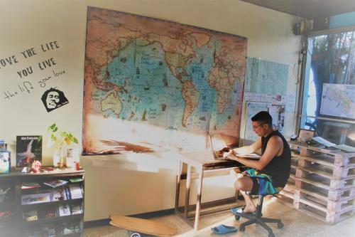 Shared lounge/TV area, In the Wind Hostel and Guesthouse in San Pedro