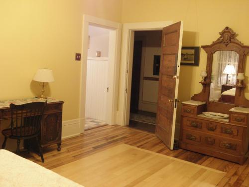 Deluxe Queen Room image 6