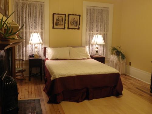 Deluxe Queen Room image 8