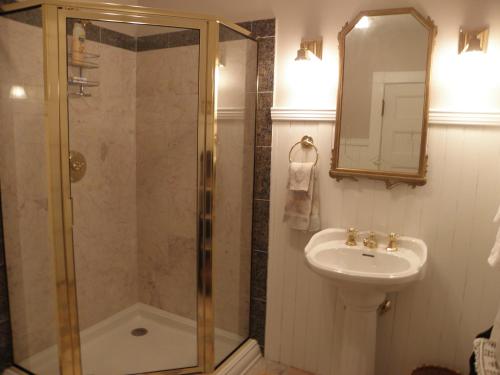 Deluxe Queen Room image 5