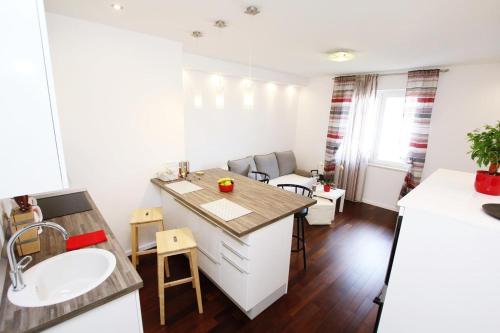 One-Bedroom Apartment with Terrace and Sea View image 2