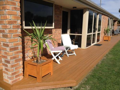 Buitenkant, Darfield Bel Air right on the main street in Darfield