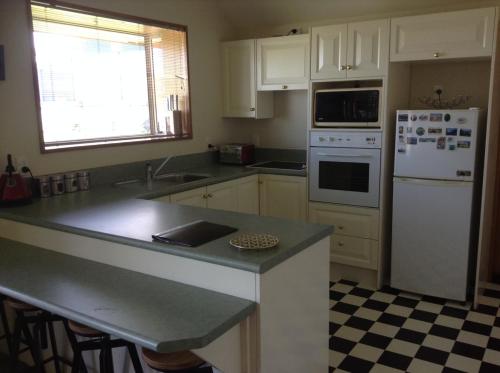 keuken, Darfield Bel Air right on the main street in Darfield