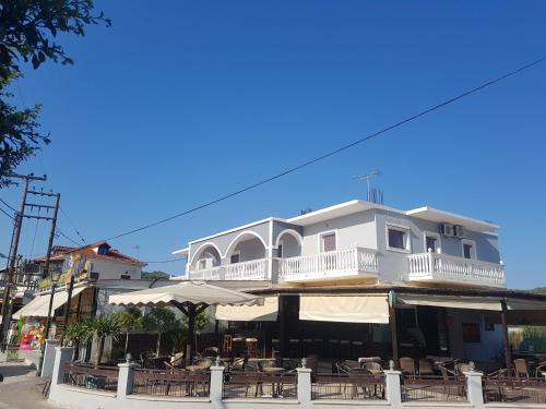  Mojo modern apartment in Alikanas