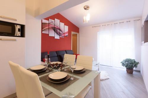 2 bedrooms, 4 beds
